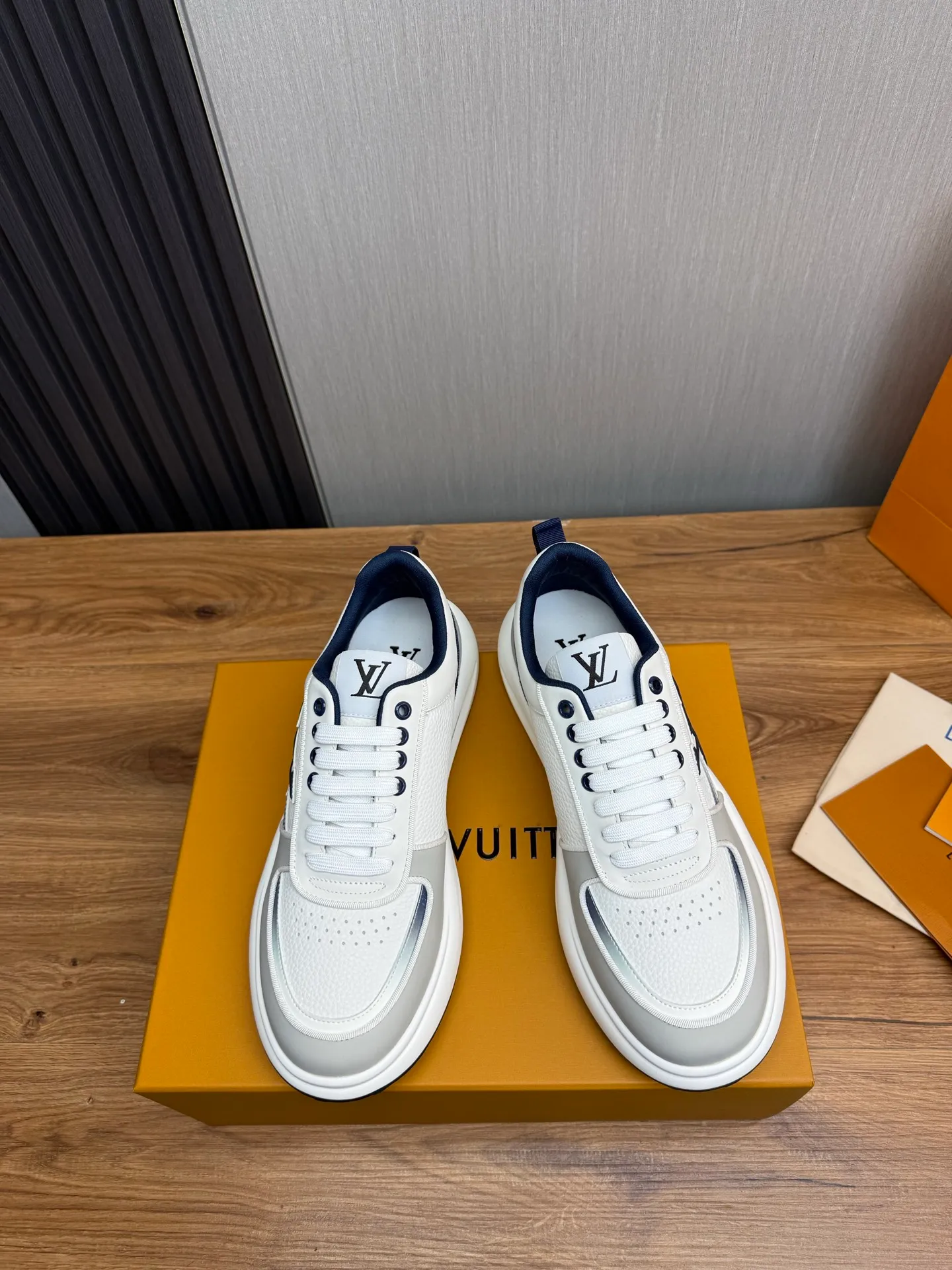 Men's shoes 💰820💰 Lv. Top purchasing agent 🇮🇹 Louis Vuitton, sports shoes counter synchronization, uppers imported from Italy, high-quality splicing and complex handicrafts, imported mesh pads are soft and comfortable, soles: original factory special soles, TPU exclusive movable molded soles super comfortable, original factory single goods, 🔍🔍high quality, you can enter and exit the counter at will, welcome to compare, code number 38-44 (Customized 38.45)